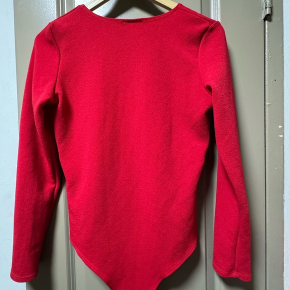 Discreet Red Garment with Black Label - Picture 2 of 3